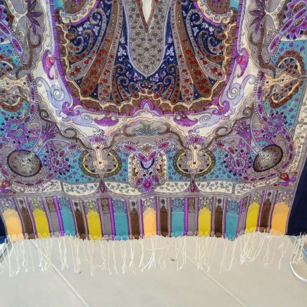 VINTAGE BEAUTIFUL SCARF NO TAG BUT IS 100%WOOL